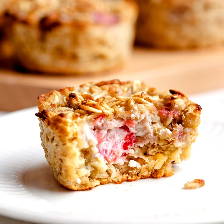 Breakfast Strawberry & Cream Cheese Oatmeal Cakes