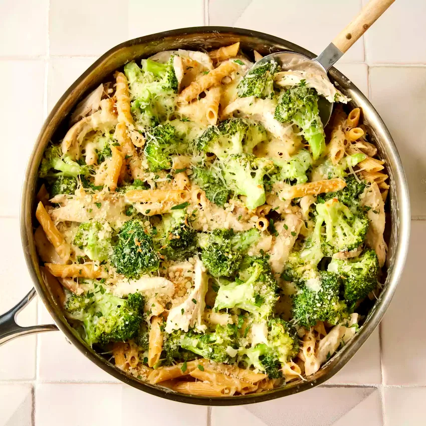 Cheesy Chicken & Broccoli Alfredo Skillet Casserole
