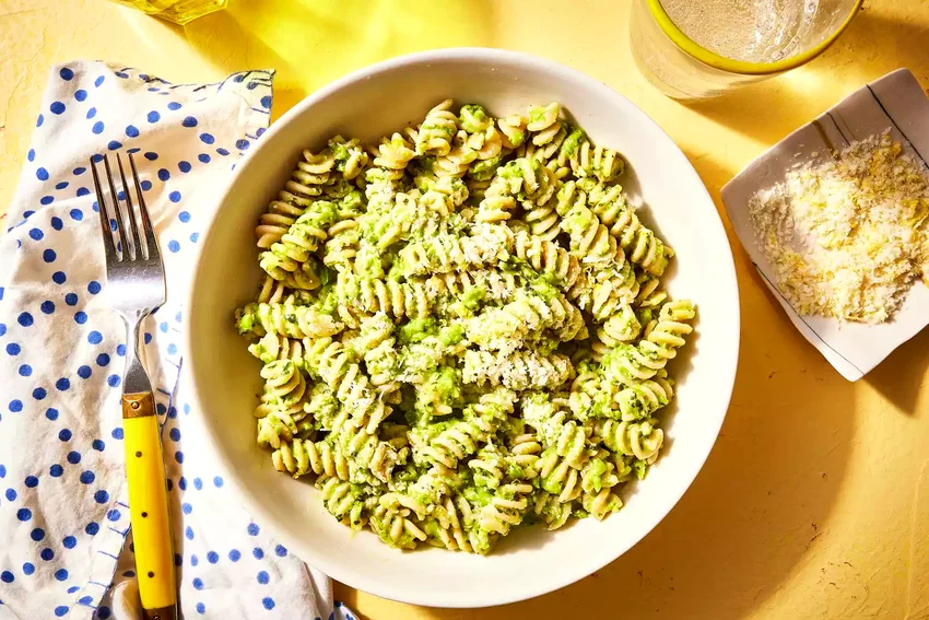 Creamy Green Pea Pesto Pasta