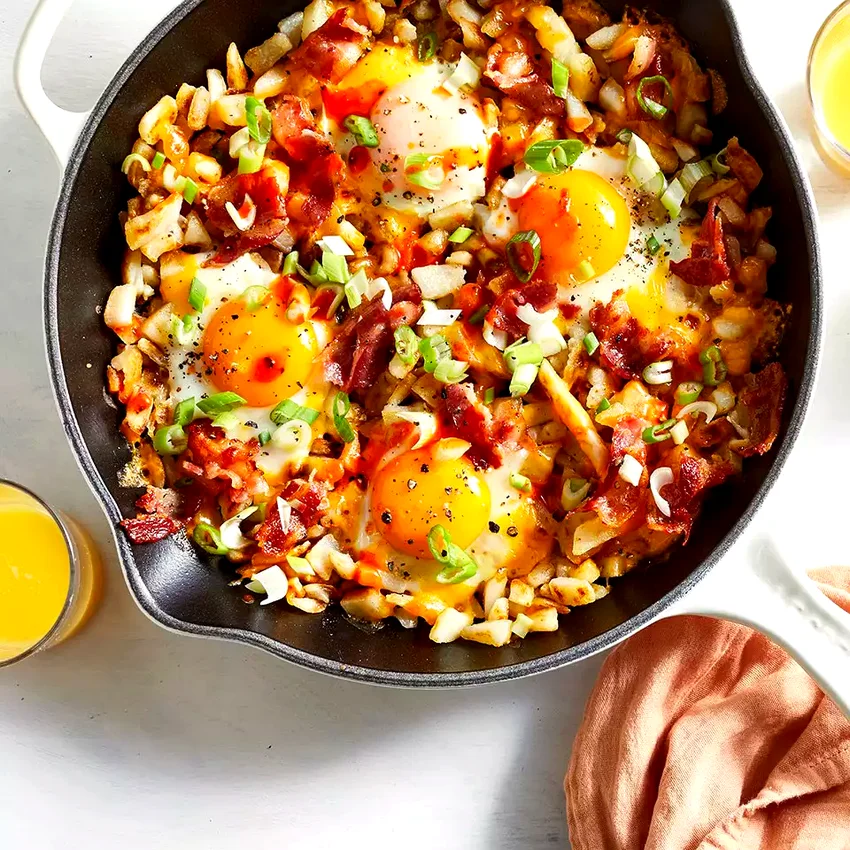 Egg, Hash Brown & Bacon Breakfast Skillet