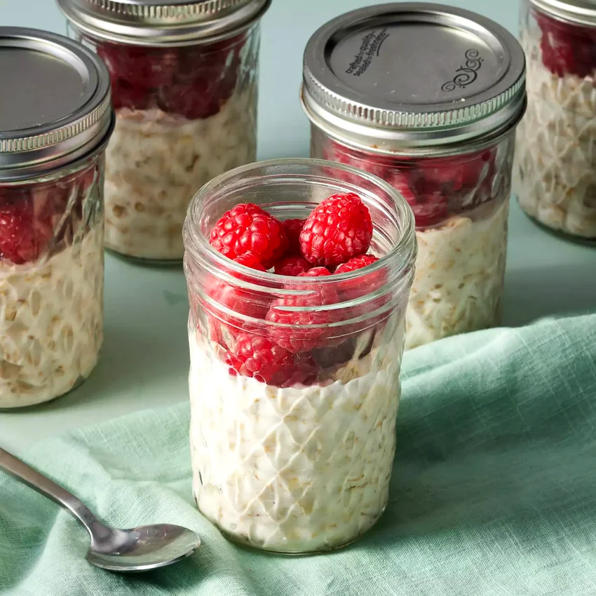 High-Fiber Raspberry-Vanilla Overnight Oats