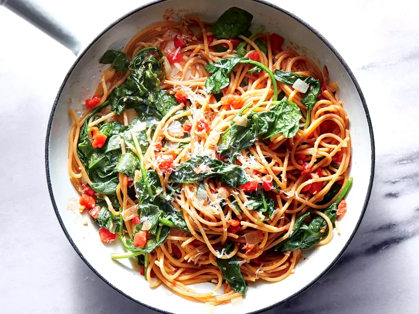 One-Pot Pasta With Spinach & Tomatoes