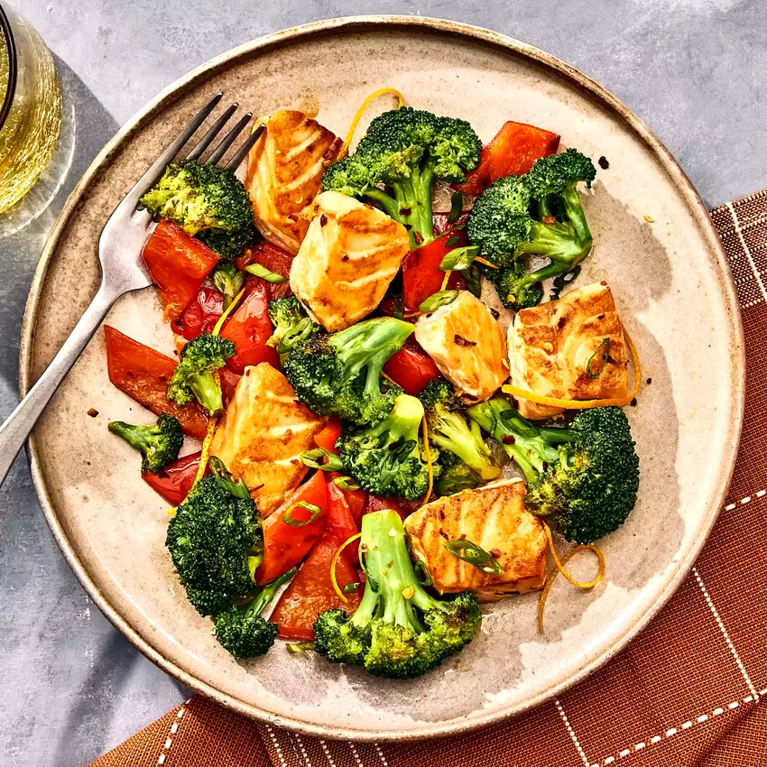 One-Skillet Garlicky Salmon & Broccoli